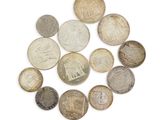 beaucoup de pièces disposées en cercle