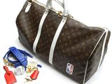un sac Louis Vuitton marron et blanc avec des clés et des bagages
