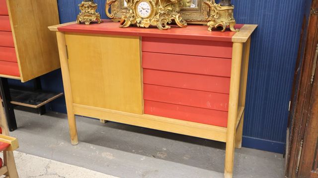 Henri LANCEL (attribué à) - Buffet bas ouvrant à une porte coulis...
