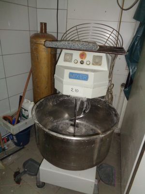 une table de mixage posée sur un pied dans une pièce