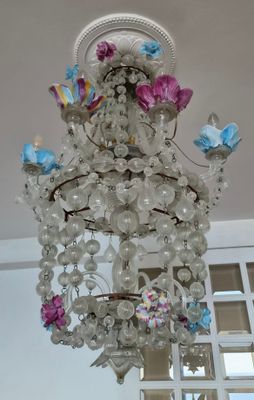 un lustre en verre orné de papillons