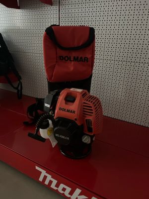 une photo d'un ensemble d'outils disposés sur une étagère dans un magasin