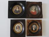 quatre portraits de femmes encadrés dans des cadres noirs et dorés, posés sur un fond blanc