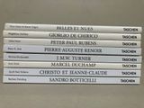 plusieurs livres sont empilés sur une table