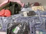 une pile de vêtements posée sur une table