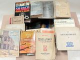plusieurs livres sont empilés sur une table