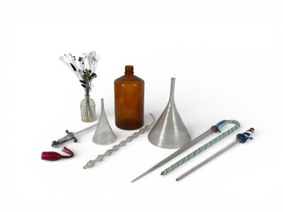 ART DIVERS, dont : Un flacon de chimiste et deux entonnoirs …