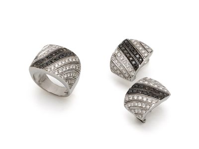 trois bagues et une bague sertie de diamants noirs et blancs