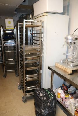 les nombreux plateaux de nourriture qui se trouvent sur les étagères de la cuisine