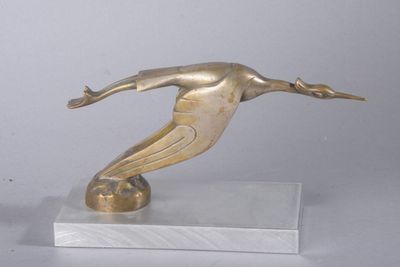 statue d'un oiseau posée sur un socle en marbre, sur une surface blanche