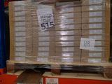 une grande pile de cartons sur une palette dans un entrepôt