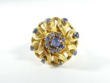 une image montrant un gros plan d'une bague en or sertie de pierres bleues