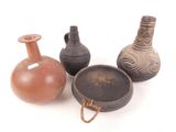 trois vases sont posés les uns à côté des autres sur une surface blanche