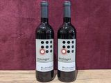 deux bouteilles de vin posées sur une table en bois