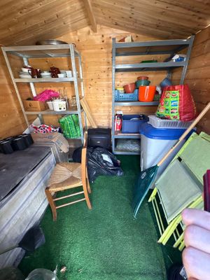 une personne tenant une télécommande dans une petite pièce