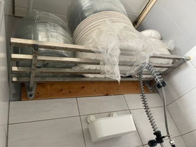 une photo d'une salle de bains avec beaucoup de vaisselle sur un égouttoir