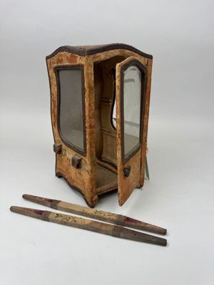 une petite boîte en bois contenant un miroir et une paire de ciseaux