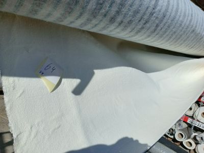un rouleau de papier posé par terre à côté d'un rouleau de ruban adhésif