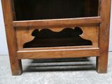 une petite armoire en bois surmontée d'une étagère