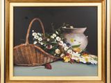 une peinture à l'huile représentant un panier de fleurs et un vase posés sur une table