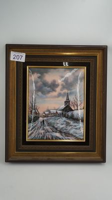 un tableau représentant une église par temps de neige est accroché au mur