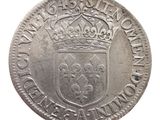 Gros plan sur une pièce d'argent ornée d'une couronne