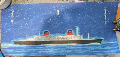 la photo d'une photo représentant un bateau de croisière posé sur une table