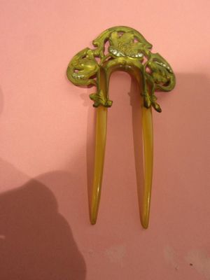 une paire de barrettes jaunes sur un mur rose