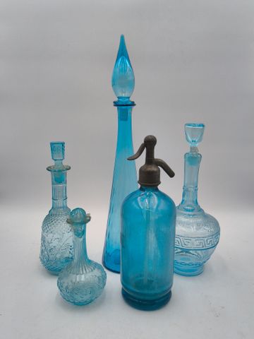 Grande carafe, trois carafes et une siphon en verre bleuté