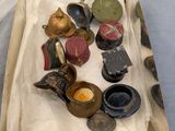 une boîte contenant un grand nombre d'objets différents