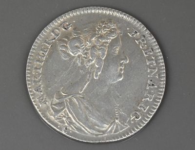 une pièce d'argent représentant une femme