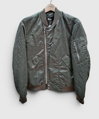 l'image d'une veste suspendue à un cintre sur un mur