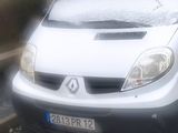 une camionnette blanche garée sur le bord de la route