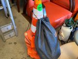 beaucoup de chaises et un sac posés dans une pièce