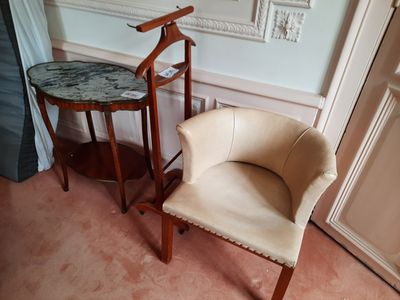 une chaise et une table dans le coin d'une pièce