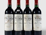 trois bouteilles de vin rouge sont alignées sur une surface blanche