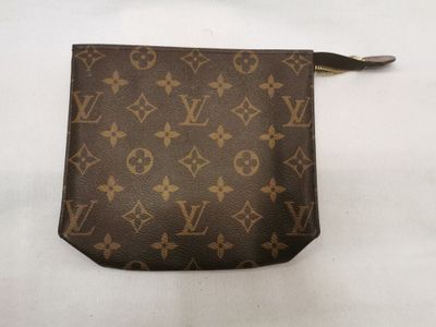 une pochette Louis Vuitton munie d'une fermeture éclair