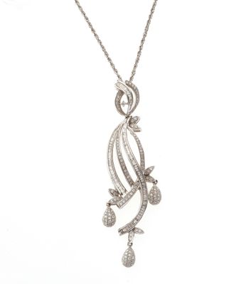 un pendentif en or blanc et diamants sur une chaîne