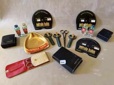 un grand nombre d'objets posés sur une table
