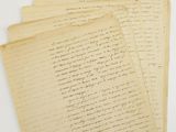 une pile de vieux papiers posée sur une table