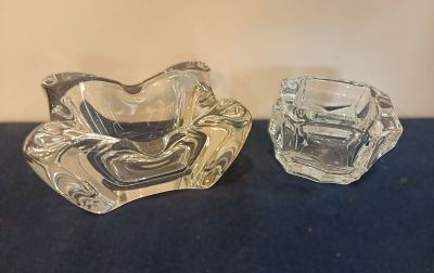 2 cendriers en cristal moulé, SEVRES France et BACCARAT