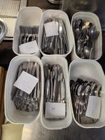 Important lot de couverts inox comprenant : 100 fourchettes,…