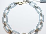 un gros plan d'un bracelet orné d'une perle