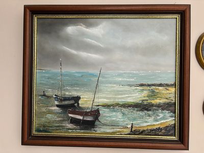 un tableau accroché au mur d'un salon, avec une horloge murale