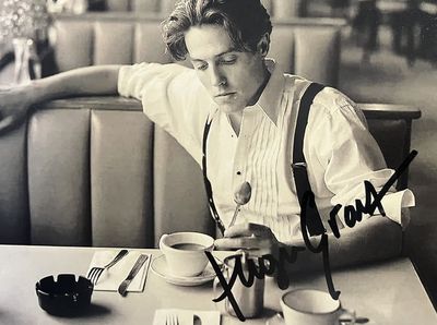 photographie en noir et blanc d'une femme assise à une table devant une assiette de nourriture