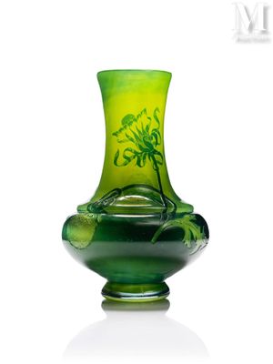 un vase en verre orné d'un motif vert et jaune