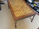 une table basse ornée d'un motif