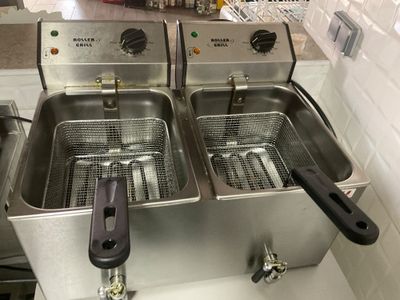 deux friteuses placées l'une à côté de l'autre