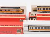 plusieurs types différents de petits trains empilés les uns sur les autres