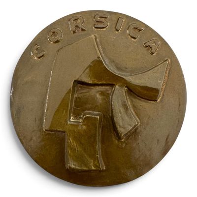 une médaille d'or sur laquelle figure le portrait d'un homme